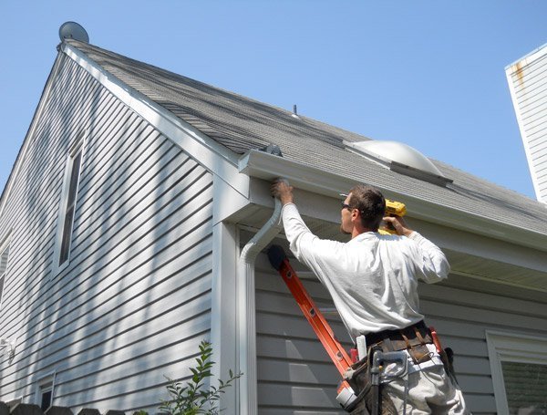 How to Clean Eavestroughs from the Ground 